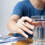 meningkatkan konsumsi air minum